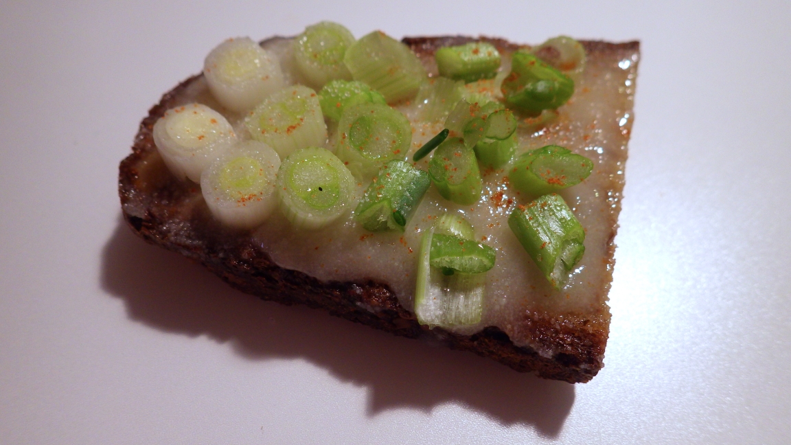 A picture of a piece of Schmalzbrot with Lard (cold).