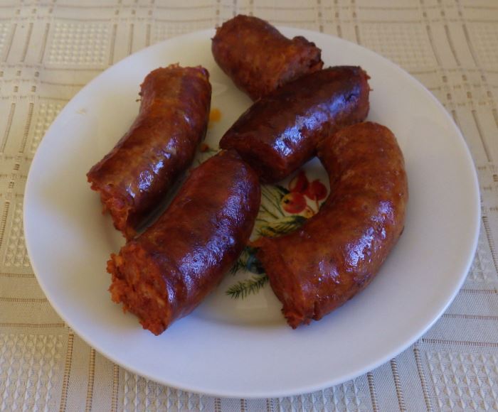 A picture of fried Hungarian sausages.